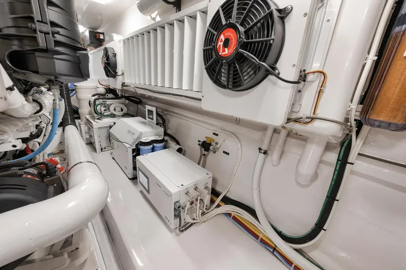 Chelsea Yacht Photos Pics Viking 72 Skybridge Chelsea - Engine Room