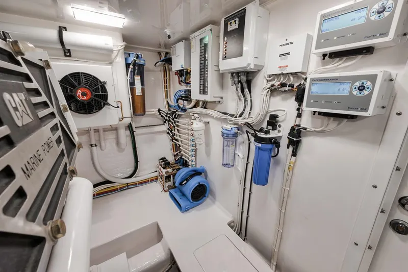 Chelsea Yacht Photos Pics Viking 72 Skybridge Chelsea - Engine Room