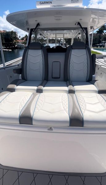 2019 Everglades 435 Center Console