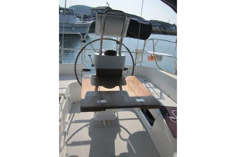 Sassy Cat Yacht Photos Pics 2004 Catalina 350 MkII cockpit with steering wheel and foldable table.