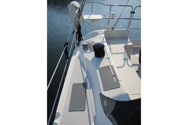 Sassy Cat Yacht Photos Pics 2004 Catalina 350 MkII sailboat deck with railing and water view.