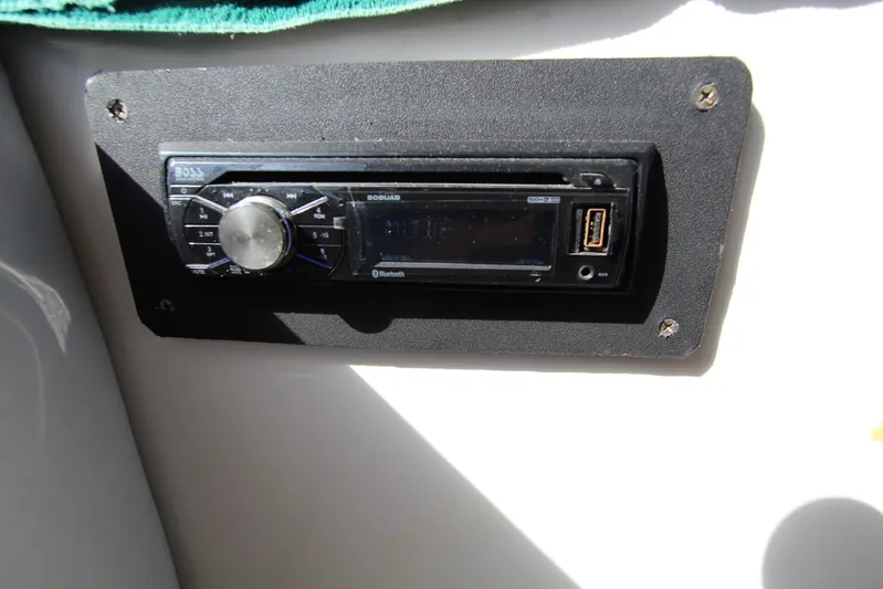 Pure Magic Yacht Photos Pics Audio system in a 2006 Island Hopper Sportfisher boat, featuring Bluetooth and USB connectivity.