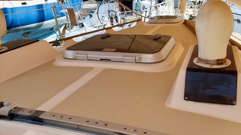 Azafran Yacht Photos Pics Deck of 1994 Island Packet 40 sailboat with hatch and fittings.