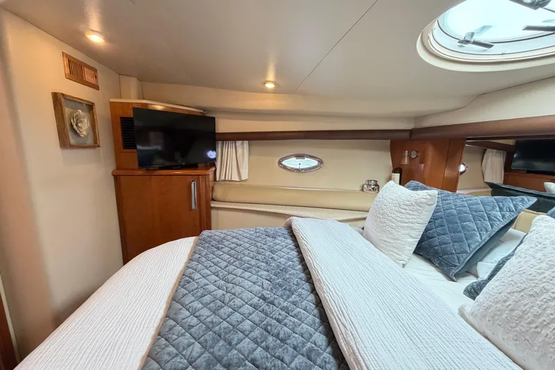 This Bar Yacht Photos Pics Luxurious 2004 Meridian 459 Motoryacht bedroom with cozy bedding and modern amenities.