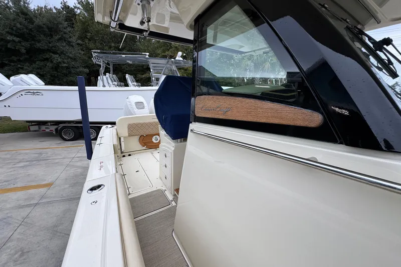  Yacht Photos Pics 2020 Chris-Craft Catalina 30 boat, docked with sleek design and luxurious features.