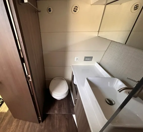  Yacht Photos Pics 2022 REGAL 38 SAV - Image 25