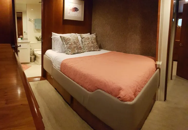 Golden Eagle Yacht Photos Pics Luxurious bedroom in 1989 Broward Raised Pilothouse MY yacht with ensuite bathroom.