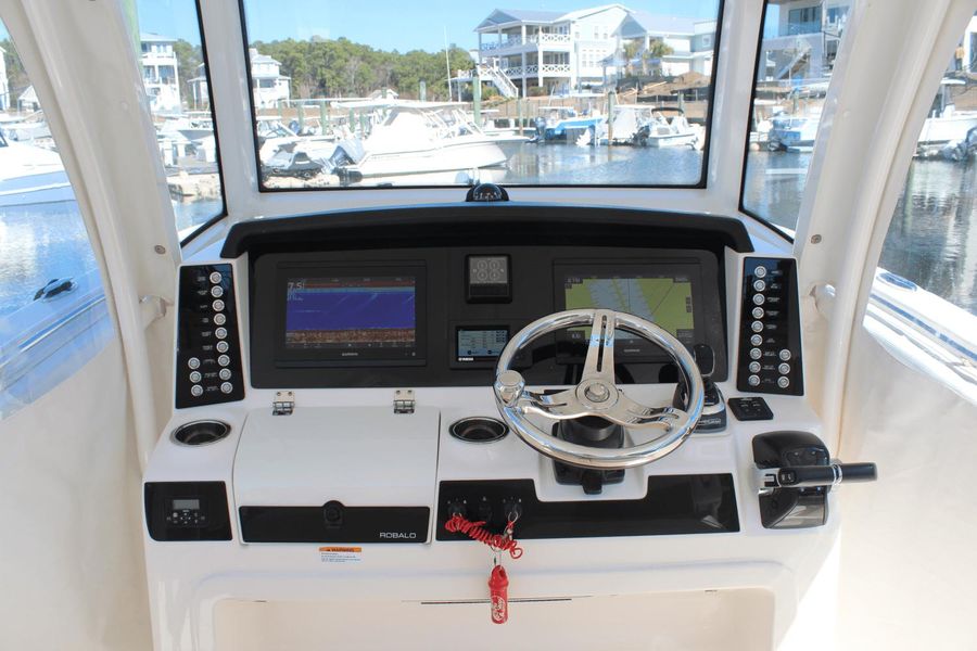 2019 Robalo R302 Center Console