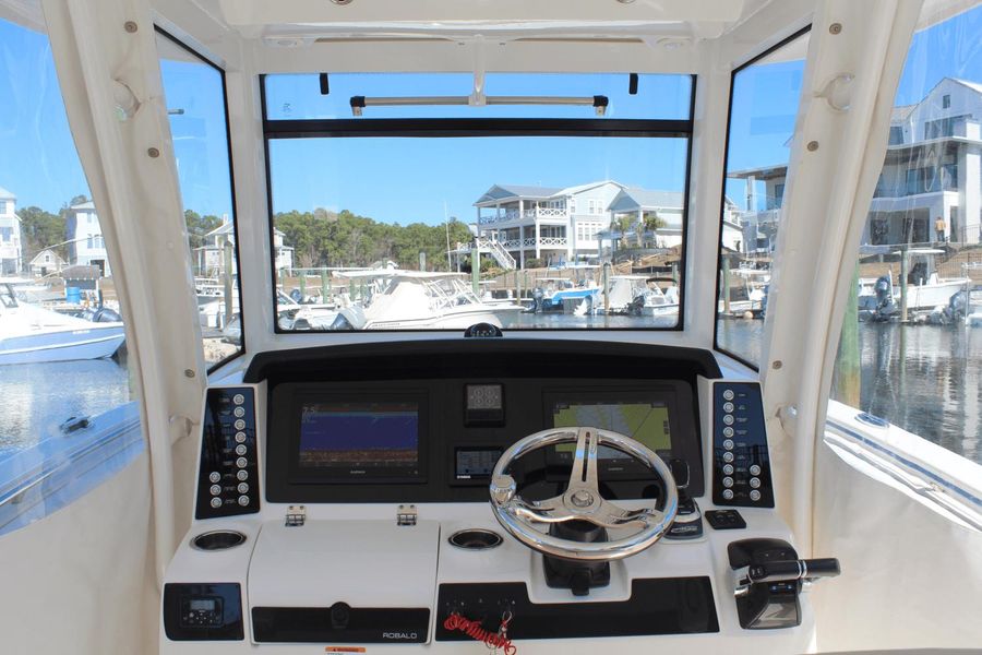 2019 Robalo R302 Center Console