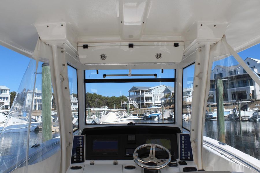 2019 Robalo R302 Center Console