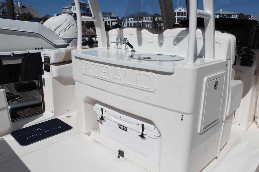 2019 Robalo R302 Center Console