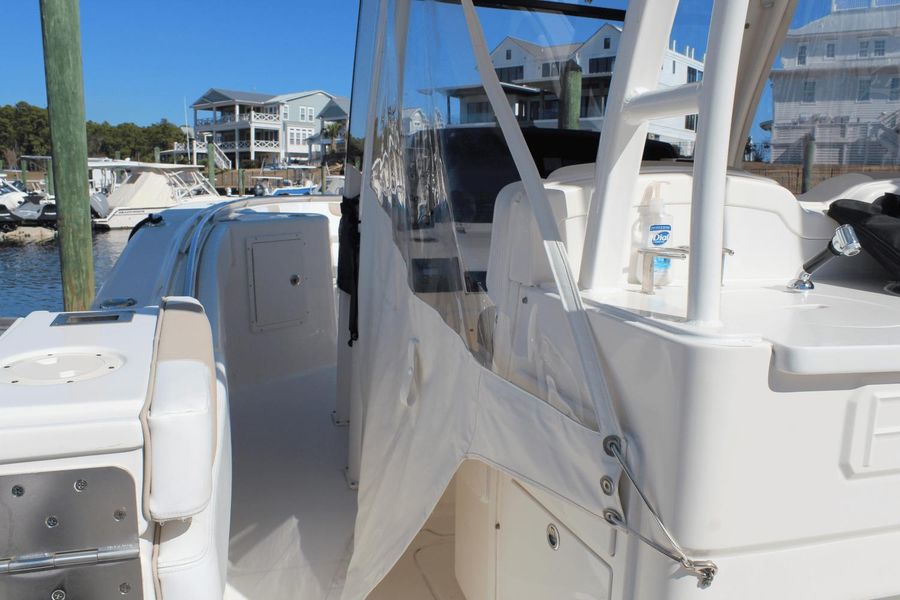 2019 Robalo R302 Center Console