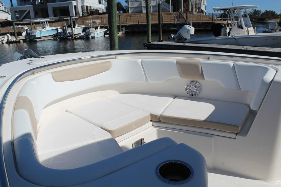 2019 Robalo R302 Center Console