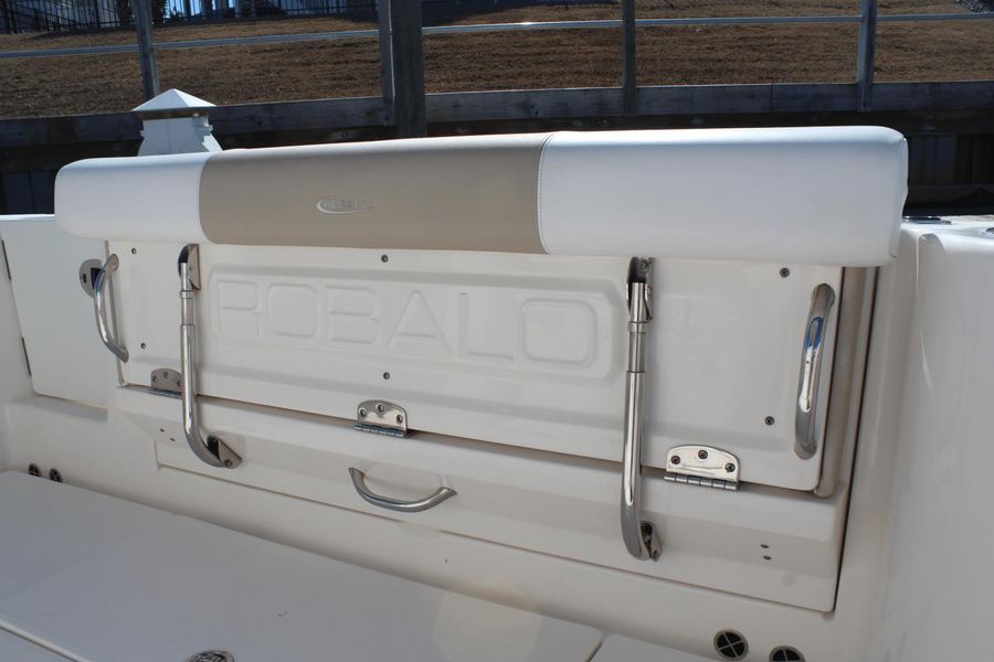 2019 Robalo R302 Center Console