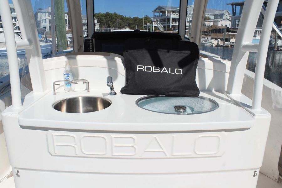 2019 Robalo R302 Center Console