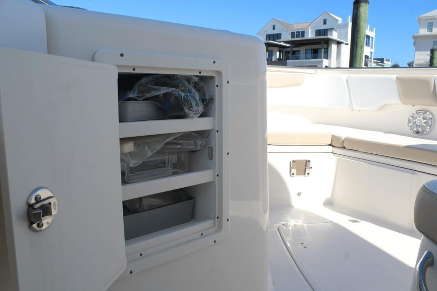 2019 Robalo R302 Center Console