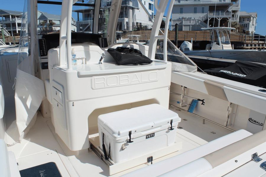 2019 Robalo R302 Center Console