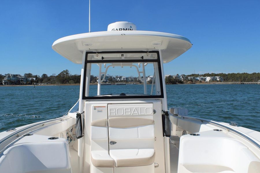 2019 Robalo R302 Center Console