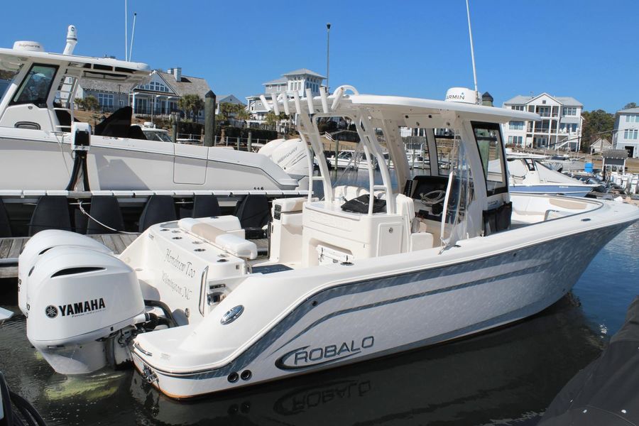 2019 Robalo R302 Center Console