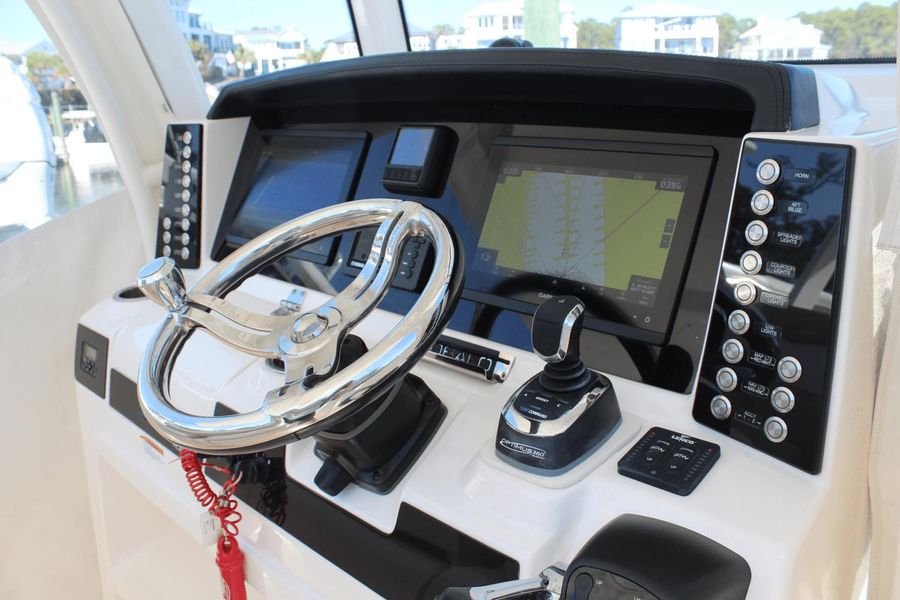 2019 Robalo R302 Center Console