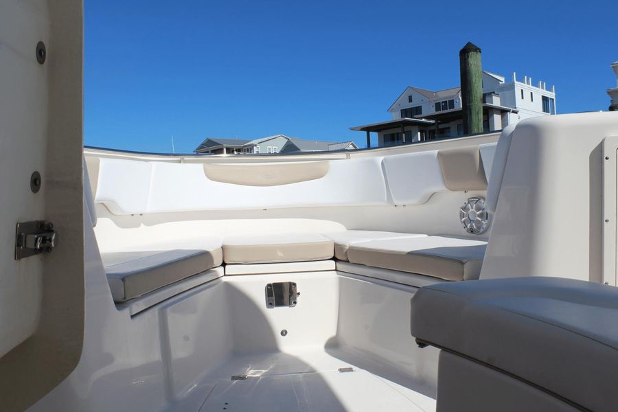 2019 Robalo R302 Center Console