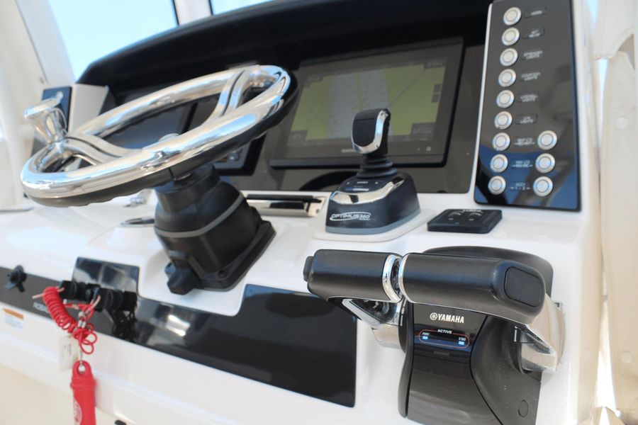 2019 Robalo R302 Center Console