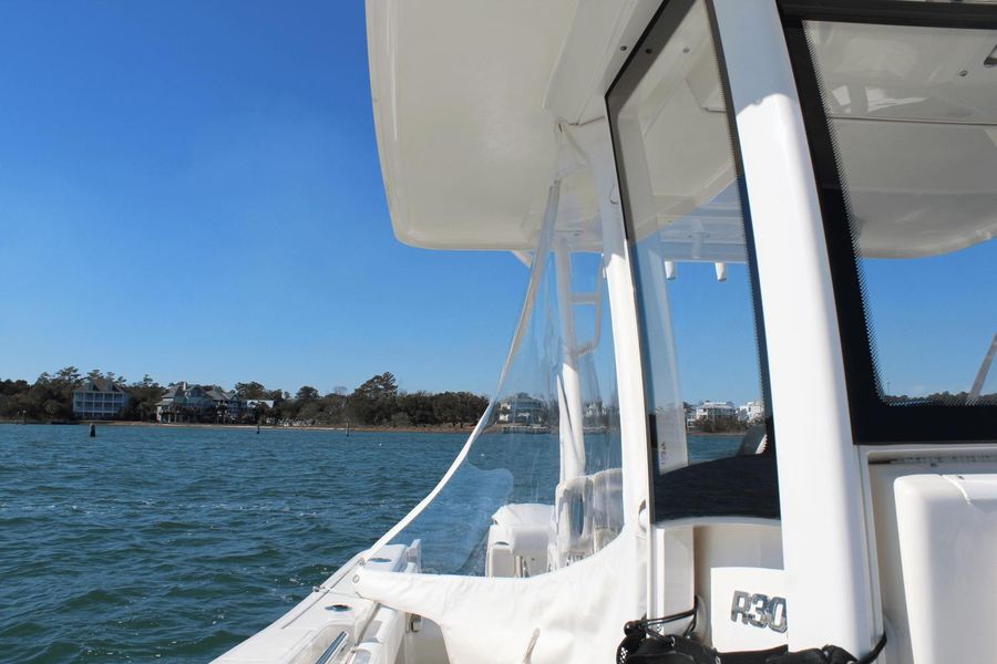 2019 Robalo R302 Center Console