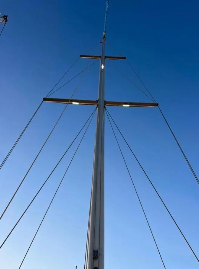 Mast of 1985 Gib'Sea 126 sailboat against clear blue sky.