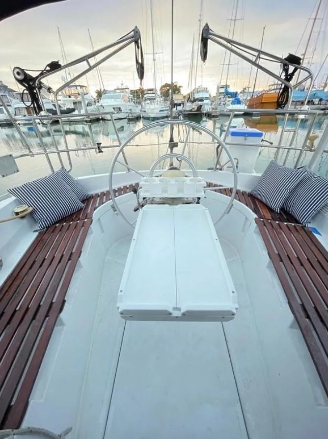 The image shows a 1985 Gib'se 126 with a white and black design. The image is focused on the back of the device. The image is a close-up of the device. The image is a close-up of the device. The image is a close-up of the device. The image is a close-up o