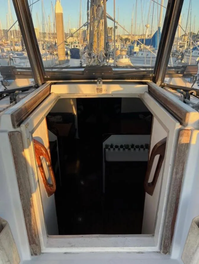 Gib'Sea 126 sailboat cabin entrance, 1985 model, docked at marina.