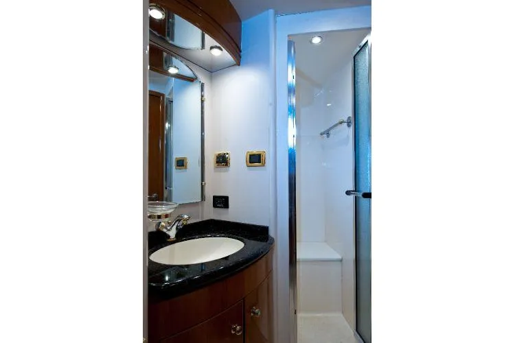 Size Matter's Yacht Photos Pics Luxurious bathroom in 2001 Carver 530 Voyager Pilothouse yacht with modern fixtures.