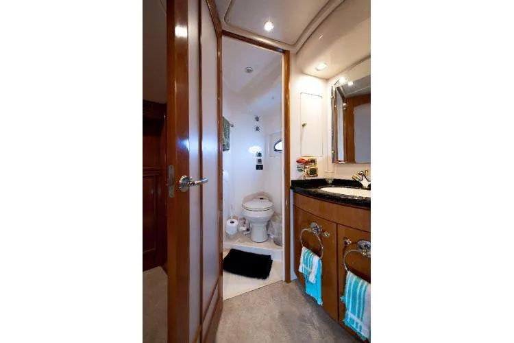 Size Matter's Yacht Photos Pics Luxurious bathroom in 2001 Carver 530 Voyager Pilothouse yacht with modern amenities.