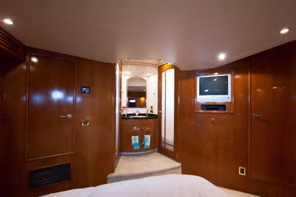 Size Matter's Yacht Photos Pics Luxurious interior of 2001 Carver 530 Voyager Pilothouse yacht with wood paneling and TV.
