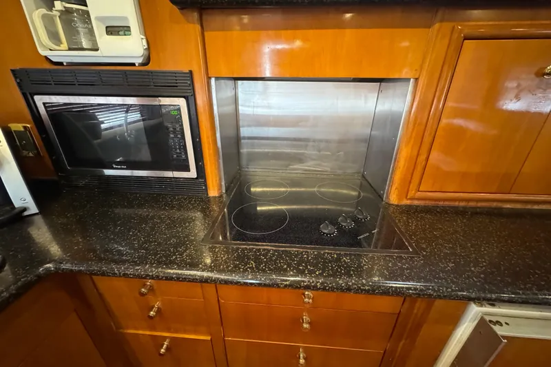 Size Matter's Yacht Photos Pics 2001 Carver 530 Voyager Pilothouse kitchen with stove and microwave.