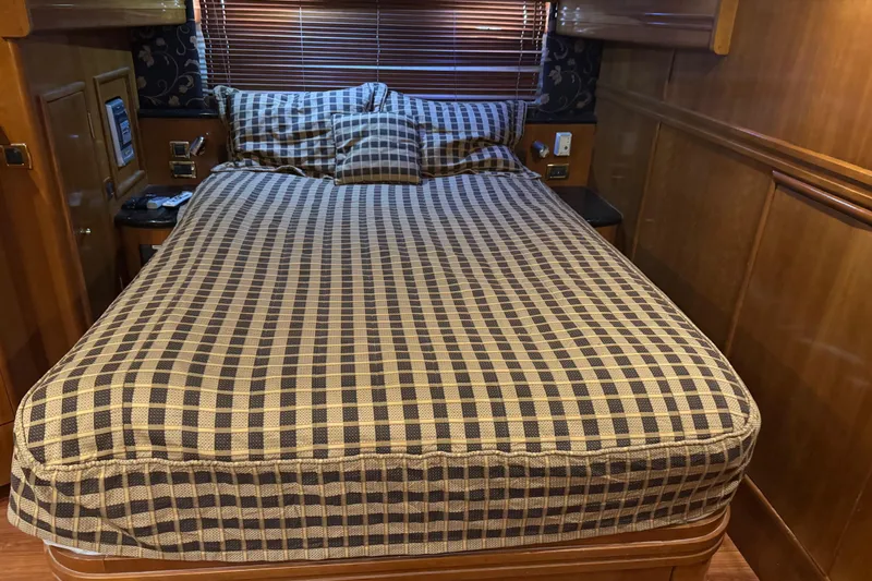 Size Matter's Yacht Photos Pics Luxurious bedroom interior of 2001 Carver 530 Voyager Pilothouse yacht with checkered bedding.