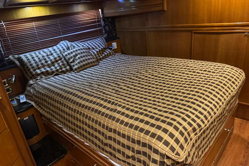 Size Matter's Yacht Photos Pics Luxurious bedroom interior of 2001 Carver 530 Voyager Pilothouse yacht.