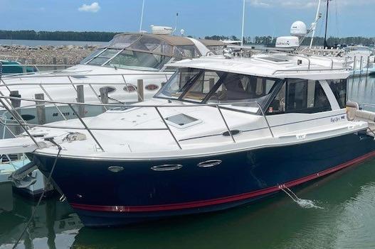 Cutwater C-30 Sedan