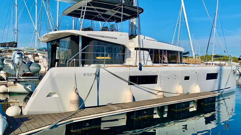 Tiga Yacht Photos Pics Lagoon 52 "Tiga" Yachtng 2000 Charterflotte