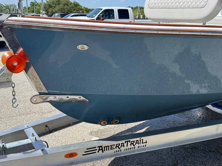  Yacht Photos Pics 2024 Dragonfly 21 Spanish Wells boat on AmeraTrail trailer, close-up view.