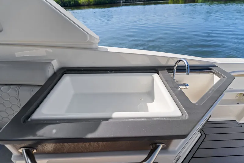  Yacht Photos Pics Sea Ray SDX 290 Outboard 2021 kitchen area with sink.