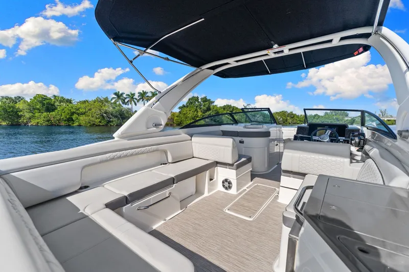  Yacht Photos Pics Interior of 2021 Sea Ray SDX 290 Outboard with luxurious design.