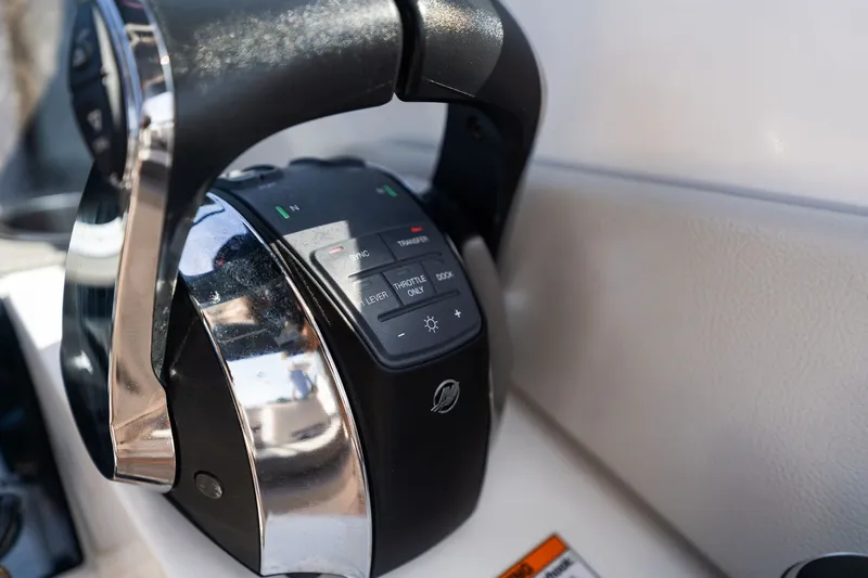  Yacht Photos Pics Throttle control of Sea Ray SDX 290 Outboard 2021.