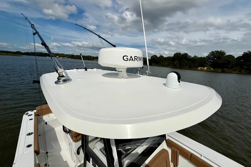  Yacht Photos Pics 2021 Sea Hunt Gamefish 27 Coffin Box boat with Garmin radar on calm water.