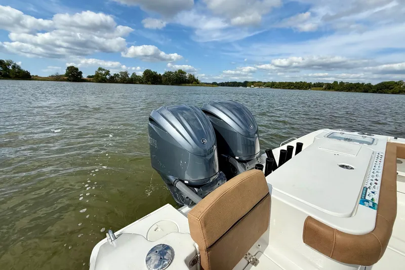  Yacht Photos Pics 2021 Sea Hunt Gamefish 27 Coffin Box boat with dual engines on a lake.