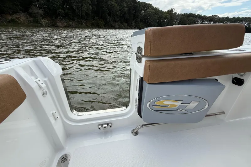  Yacht Photos Pics 2021 Sea Hunt Gamefish 27 Coffin Box boat interior with open side door on a lake.