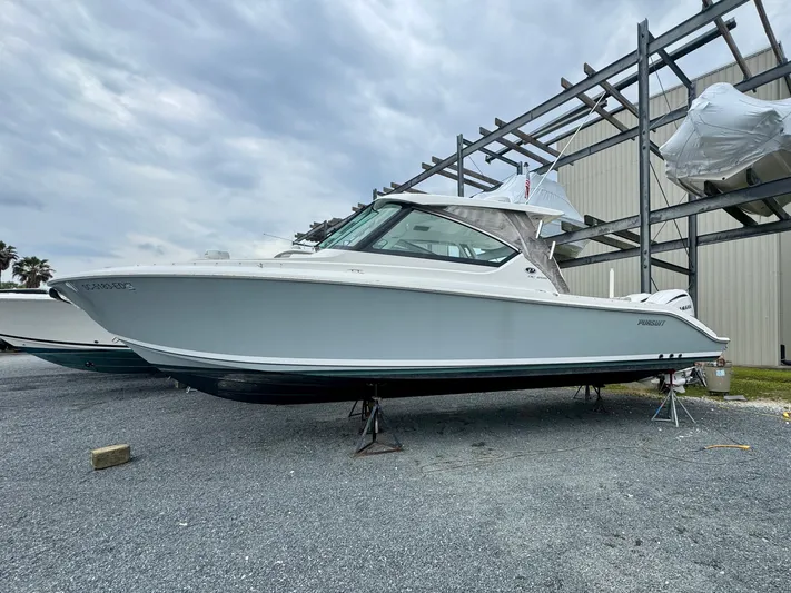  Yacht Photos Pics 2024 Pursuit DC 295 Dual Console boat on display outdoors.