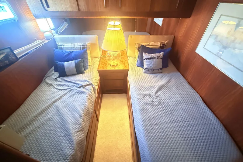 Lady Malan Yacht Photos Pics 1987 Hatteras 54 Motor Yacht cabin with twin beds and cozy lighting.