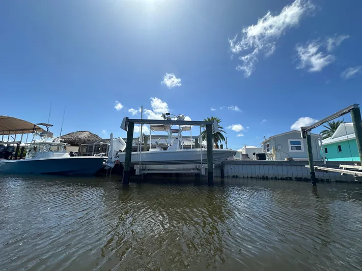  Yacht Photos Pics 2024 Lake & Bay 25 Open boat docked under clear blue sky.