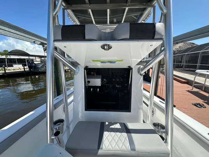  Yacht Photos Pics 2024 Lake & Bay 25 Open boat interior with seating and console, docked by the water.