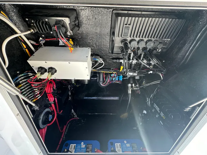  Yacht Photos Pics 2024 Lake & Bay 25 Open boat electrical system with wiring and components.